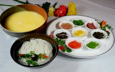 蒙自源过桥<a href='https://www.mxjmw.com/mixianjiameng/' target='_blank'><u>米线加盟多少钱</u></a>？蒙自源米线有什么加盟支持吗？（图2）