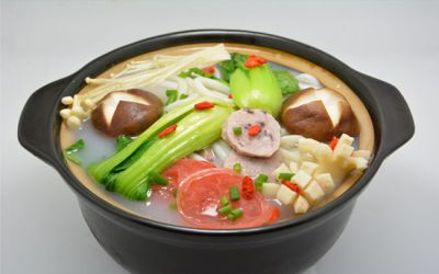 阿勇过桥<a href='https://www.mxjmw.com/' target='_blank'><u>米线加盟</u></a>费要多少钱？阿勇过桥米线的加盟条件是什么？（图1）