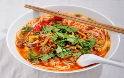 一锅老汤香醉一城,香沅桥过桥米线的做法是什么?(图2)