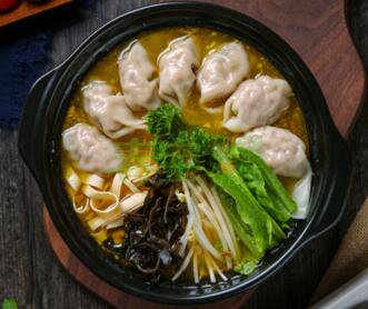 春宝砂锅馄饨加盟多少钱？春宝馄饨<a href='https://www.mxjmw.com/mixianjiameng/' target='_blank'><u>米线加盟费</u></a>明细。（图2）