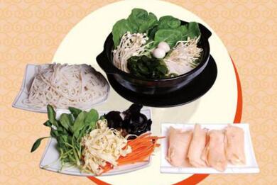 东北人过桥<a href='https://www.mxjmw.com/mixianjiameng/' target='_blank'><u>米线加盟费</u></a>多少钱？东北人过桥米线加盟费贵吗？（图2）
