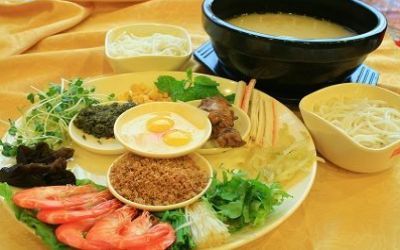 食菋故事<a href='https://www.mxjmw.com/mixianjiameng/1312.html' target='_blank'><u>过桥米线加盟费多少</u></a>钱?